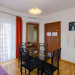 Apartment In 5281